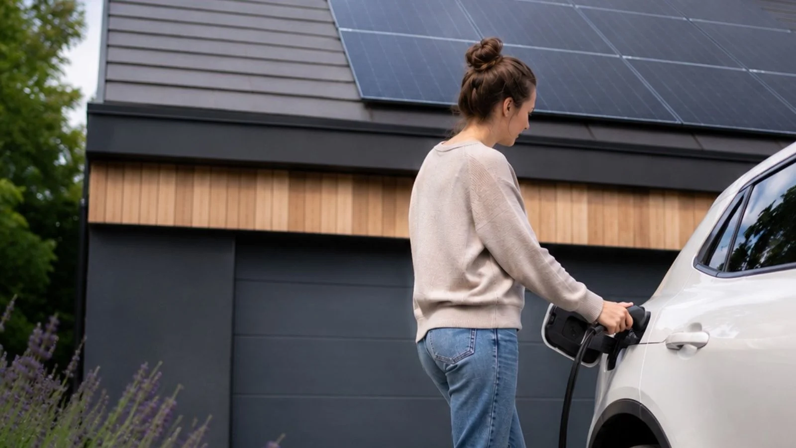 Recharge voiture electrique panneaux solaires herault